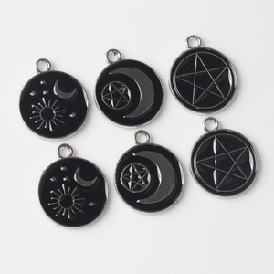 Set di 6 ciondoli in smalto nero sole luna stella per creazione gioielli fai-da-te