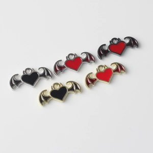 Colgante de corazón con alas de murciélago en varios colores para hacer joyas DIY