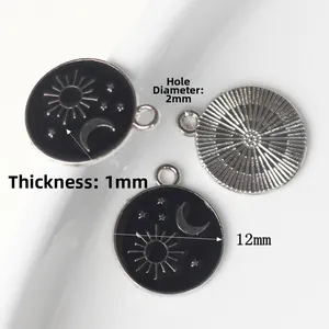 Colgante celestial de aleación con motivos sol luna estrella y esmalte de 12mm