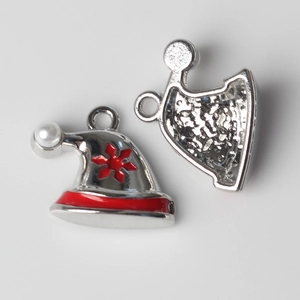 Detail van rode emaille kerstmuts hanger met parel voor het maken van DIY sieraden