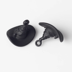 Vue détaillée de deux breloques chapeau de sorcière noir mat pour la création de bijoux