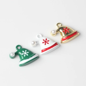 Detail van gelegeerde hoedbedeltjes met sneeuwvlokpatroon en parels voor DIY-sieraden