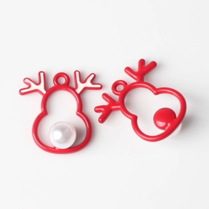 Detalle de colgantes de alce de Navidad rojos con perlas para collares y pendientes DIY