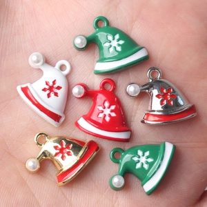 Kerstmuts hangers met parels en sneeuwvlokken voor het maken van DIY-sieraden en kettingen