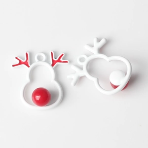 Detalle de colgantes de reno rojos y blancos con perlas para crear joyas personalizadas