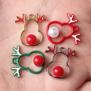 Set de cuatro colgantes de reno navideño con esmalte y perlas para creación de joyas DIY