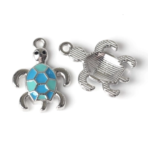 Macro-opname van verzilverde schildpad hanger met blauw email en getextureerde metalen rug