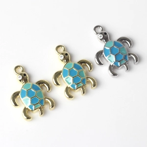 Drie schildpadhangers in goud en zilver met blauw emaille voor DIY-sieraden maken