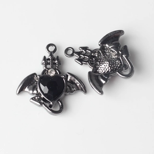 Gothic Teufelsherz Anhänger mit Fledermausflügeln und Krone aus schwarzer Legierung