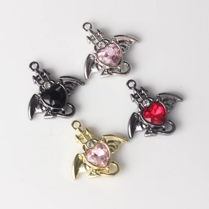 Set mit vier Herz-Anhängern mit Fledermausflügeln in verschiedenen Farben für DIY-Schmuck