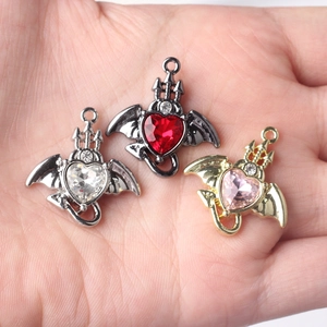 Gotische Herzanhänger mit Fledermausflügeln in Gold, Silber und Schwarz für DIY-Schmuck