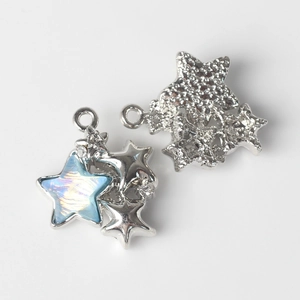 Makroaufnahme von Sternanhängern mit blauem Harz und Zirkon für DIY-Schmuckherstellung
