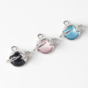 Makroaufnahme von Planetenanhängern mit Legierungsringen und farbigem Harz für DIY-Schmuck