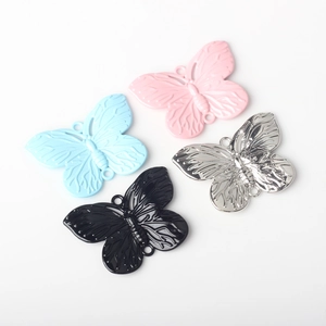 Ciondoli a farfalla minimalisti in quattro colori per collane e bracciali fai-da-te