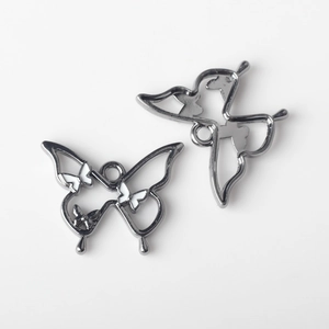 Detailansicht von Schmetterlingsanhängern aus Legierung mit weißer Emaille für DIY-Schmuck