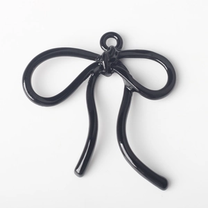 Detalle de colgante de lazo negro brillante con bucle para creación de joyas de bricolaje