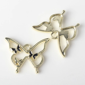 Detailansicht goldener Schmetterlingsanhänger für DIY-Schmuck mit schwarzer Emaille-Optik