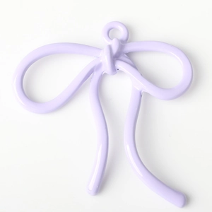 Detalle macro de un colgante de lazo lavanda con acabado brillante para joyería DIY