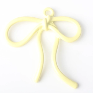 Detalle de un colgante de lazo mate amarillo crema con aro para creación de joyería