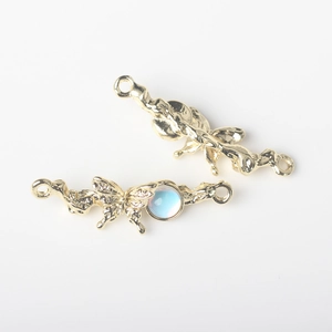 Detalle del conector de mariposa con circonitas para la creación de joyas artesanales