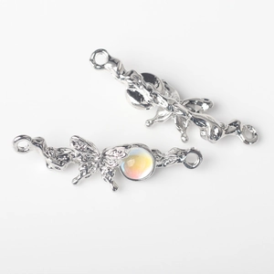 Colgante de mariposa plateado con gema iridiscente para creación de joyería artesanal
