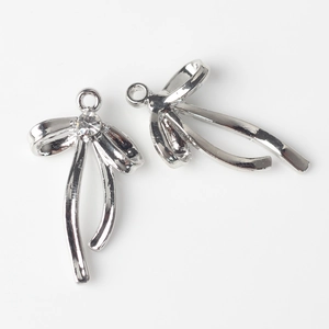Vista macro de colgantes de aleación con forma de lazo y diamantes de imitación para joyería DIY