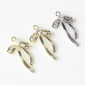 Colgantes de lazo minimalistas en oro y plata con pedrería y perlas brillantes