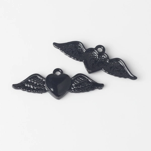 Dettaglio macro di ciondoli a cuore alato nero lucido per la creazione di gioielli DIY
