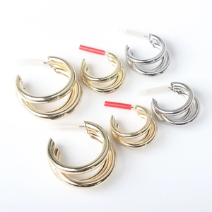 Orecchini a cerchio C a tre strati in oro e argento con perni in argento S925