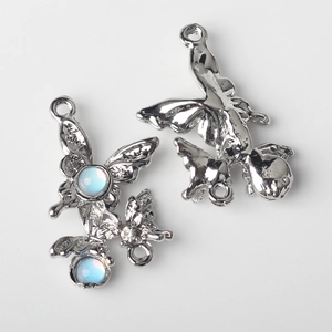 Macro di ciondoli fata in argento con pietre azzurre e due anelli in metallo lucido