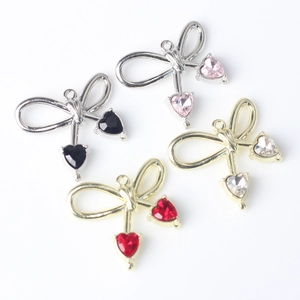 Set de cuatro colgantes de lazo con pedrería de corazón para la creación de joyería DIY