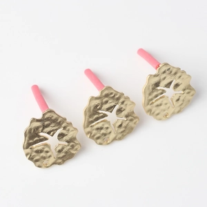 Boucles d'oreilles feuille de lotus en alliage doré avec texture martelée et étoile