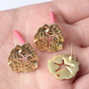 Boucles d'oreilles feuille de lotus dorées avec texture martelée et découpe étoile