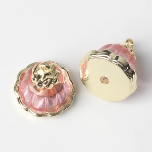 Vue macro détaillée du pendentif en résine rose avec base dorée pour bijoux DIY