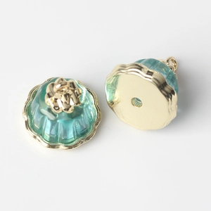 Vue détaillée de pendentifs lotus en alliage et résine avec base dorée pour bijoux