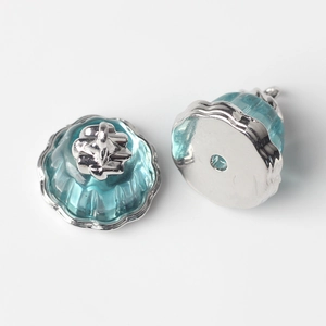 Macro d'un pendentif lotus en résine bleu clair avec base en métal argenté ciselé
