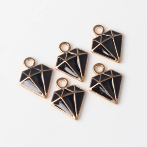 Set de cinco colgantes en forma de diamante con esmalte negro y bordes de metal dorado