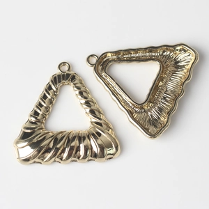 Détail de breloques géométriques en triangle doré avec texture radiale et anneau pour DIY
