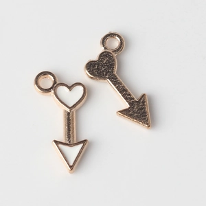 Détail des breloques flèche de cœur en alliage doré avec émail pour bijoux DIY