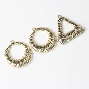 Lot de trois breloques géométriques dorées avec texture spirale pour création de bijoux
