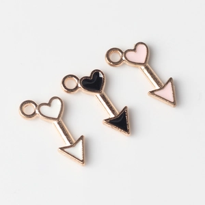 Trois breloques flèche cœur en émail coloré noir blanc et rose pour bijoux DIY