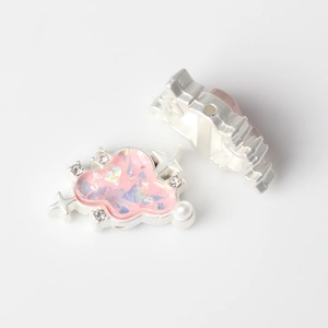 Detalle de colgante de nube en resina rosa con perlas y cristales para joyería DIY