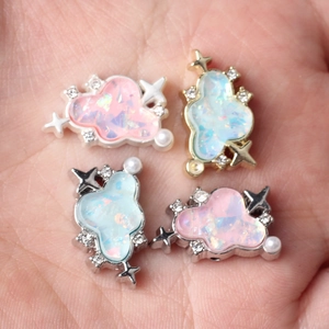 Colgantes de joyería DIY en forma de nube con circón, resina y perlas en la mano