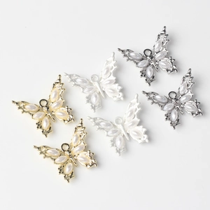 Cinq breloques papillon avec ailes en perles en or et argent pour la création de bijoux