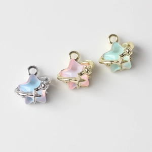 Drei minimalistische Sternanhänger aus Harz mit Planetenringen in Blau Rosa und Türkis