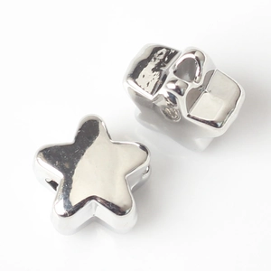 Detalle de cuentas de estrella plateadas pulidas con agujeros para joyería DIY
