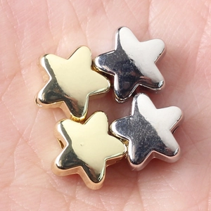 Cuentas de estrella minimalistas en oro y plata para hacer joyas DIY mostradas en la mano