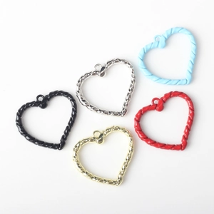 Colgantes de corazón de aleación trenzada en cinco colores para joyería DIY