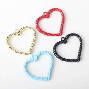 Colgantes de corazón en oro, rojo, negro y azul con borde de metal trenzado para joyas
