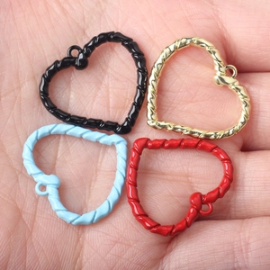 Colgantes de corazón en aleación de cuatro colores con textura de cuerda para joyería